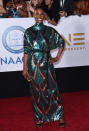 <p>Auch Ross’ Schauspielkollegin Issa Rae ließ es auf dem roten Teppich funkeln. Sie trug bei den „NAACP Image Awards“ ein bodenlanges Paillettenkleid, das in der Körpermitte geschnürt war. (Bild: AP Photo) </p>