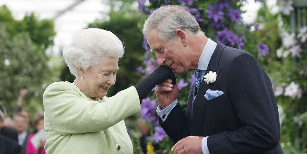 london may 18 queen elizabeth ii presents prince charles, prince of wales with the royal horticultural societys victoria medal of honour during a visit to the chelsea flower show on may 18, 2009 in london the victoria medal of honour is the highest accolade that the royal horticultural society can bestow photo by sang tanwpa poolgetty images