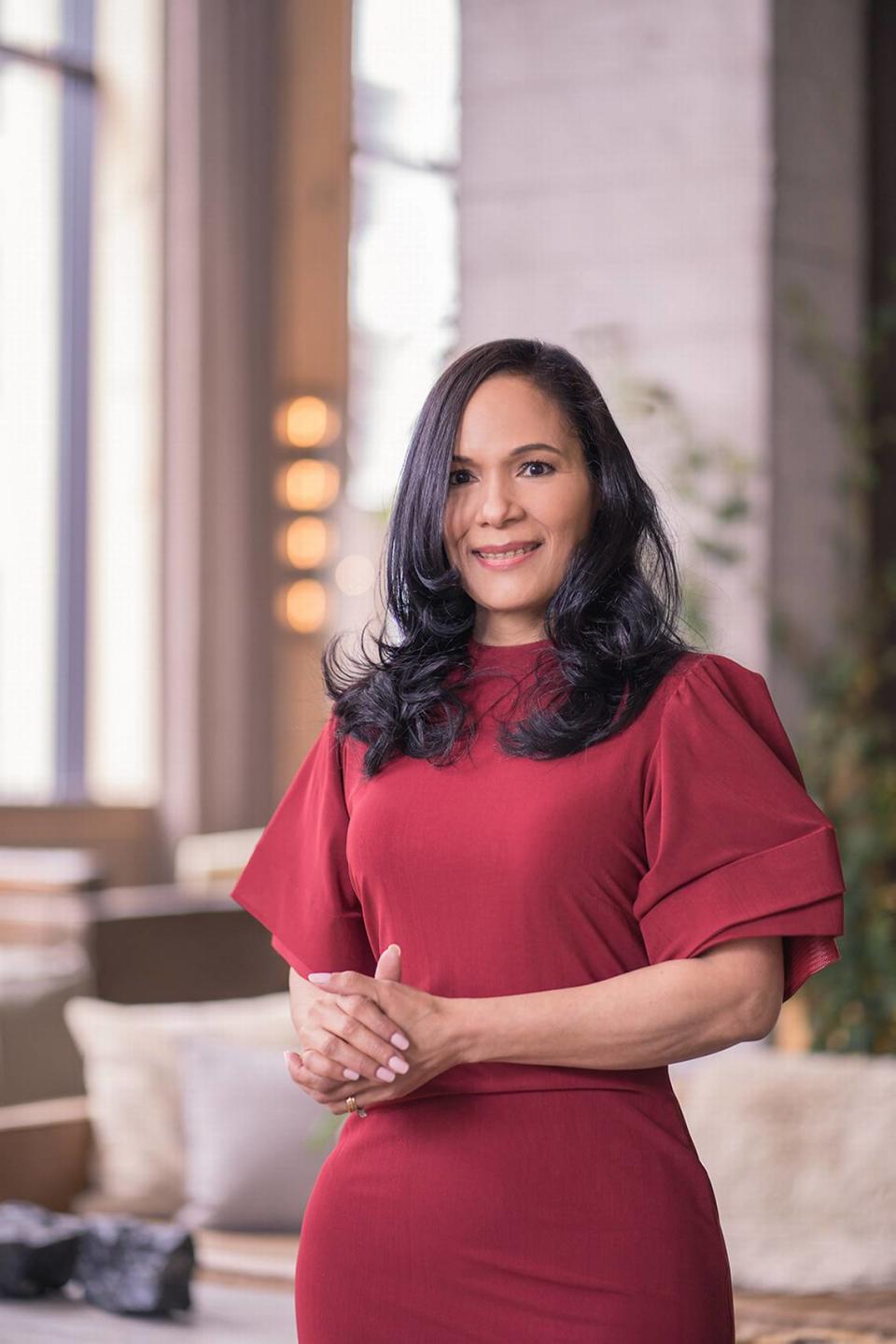 La empresaria y ejecutiva dominicana María Méndez, presidenta y fundadora de Vacation Is a Human Right Foundation (VIAHR), quien sufrió en carne propia el desgaste laboral o burnout por estar 17 años sin tomar vacaciones. Hoy alerta sobre este síndrome y organiza el primer Congreso Iberoamericano contra el Burnout.