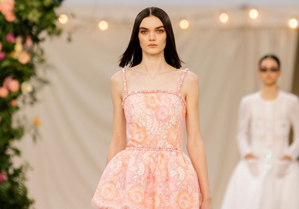 Les cheveux roses chez Dior, le carré court chez Chanel, la queue-de-cheval chez Giambattista Valli… Si pour la deuxième fois de son histoire, la semaine de la Haute Couture parisienne est digitalisée - crise sanitaire oblige - les maisons de luxe continuent de se réinventer en proposant de nouvelles mises en beauté. Côté cheveux, il semblerait que ces dernières aient déjà élu la tendance de ce prochain printemps tant attendu. Sur les défilés, l’heure est aux cheveux (très) lisses. Un changement radical avec les derniers défilés de la Fashion Week qui mettaient à l’honneur les cheveux faussement négligés et naturellement ondulés. Le triomphe du wavy prendrait-il fin en 2021 ? Une chose est sûre, il va falloir ressortir le fer à lisser. Les cheveux lisses envahissent les défilés Dans une vidéo aux tons froids teintée de noir et blanc, la maison Azzaro était l’une des premières à redonner ses lettres de noblesses aux cheveux lisses. Le lendemain, Chanel a suivi la tendance en dévoilant différentes façons de porter le carré lisse. Sous la coupole du Grand Palais, les mannequins ont prouvé que cette coiffure à l’allure figée pouvait se décliner grâce à une frange droite ou une raie sur le côté. Plus tard, c’est au tour de Valentino de confirmer le retour des cheveux longs, lisses et ultra disciplinés. Le directeur artistique de la maison, Pierpaolo Piccioli, a décidé de mettre l’accent sur des chevelures XXL à l'aide d'extensions. Un beauty look idéal pour les cheveux fins qui ne nécessite ni volume ni texture.