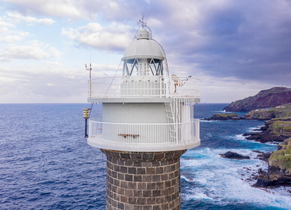 <p>El faro está ubicado en el extremo noreste de la isla canaria de La Palma, un lugar menos turístico que Tenerife o Gran Canaria, pero con muchísimo encanto.<br>Foto: <a rel="nofollow noopener" href="http://hafenkranhamburg.de/en/hideaways" target="_blank" data-ylk="slk:Floatel;elm:context_link;itc:0;sec:content-canvas" class="link ">Floatel</a> </p>