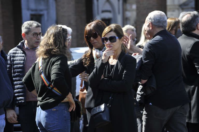 Andrea Pietra y Anamá Ferreyra en el Cementerio de la Chacarita