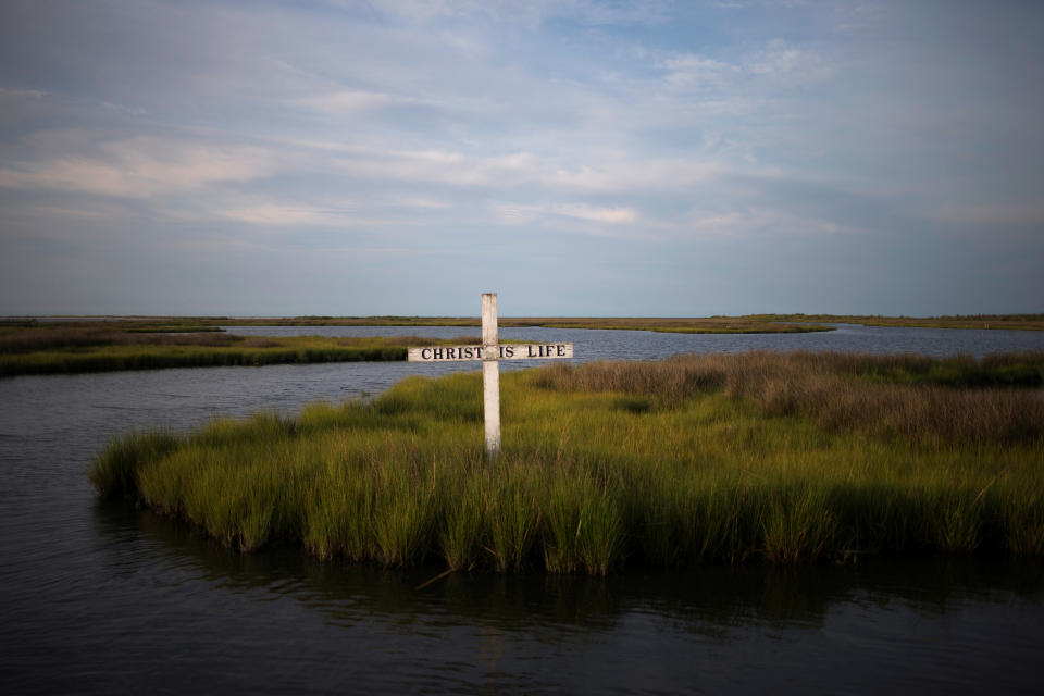 <p>A cross stands in the marsh on Tangier Island, Virginia, Aug. 2, 2017. (Photo: Adrees Latif/Reuters) </p>