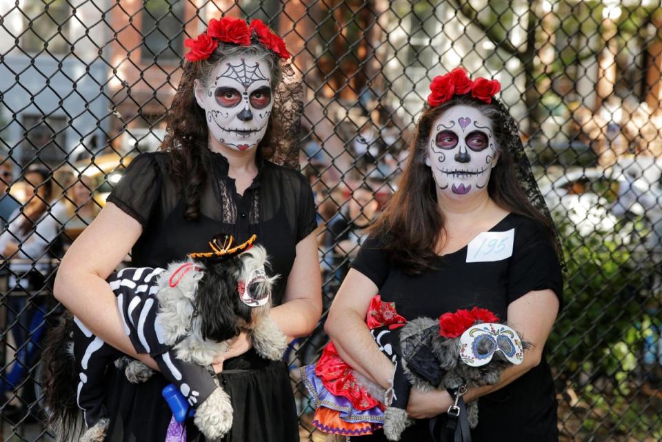 Les costumes sur le thème du jour des morts ont fait leur chemin dans les célébrations d'Halloween à travers le monde (Reuters)