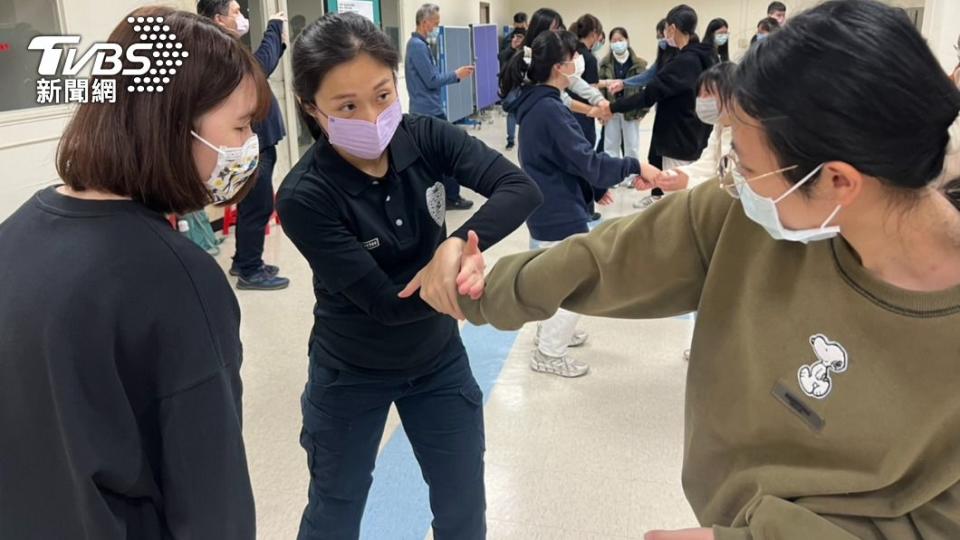 女警林家穎（中）親自傳授簡易防身術。（圖／TVBS）