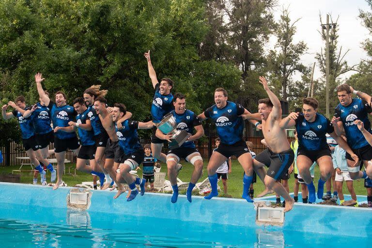 La zambullida a la pileta, con copa y todo; así celebró San Isidro Club la conquista del Nacional de Clubes después de 15 años.