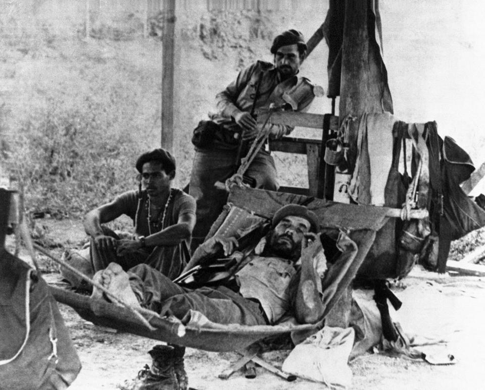 ARCHIVO - En esta fotografía de abril de 1961 miembros de la milicia de Fidel Castro descansan luego de un operativo en Cuba. En 1961, la invasión respaldada por Estados Unidos en Bahía de Cochinos no logró derrocar a Fidel Castro, líder apoyado por la entonces Unión Soviética, pero Washington continuó con sus intentos de asesinar a Castro y expulsar a su gobierno. (AP Foto, Archivo)