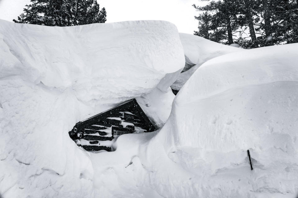 Your turn to shovel.<p>Photo: Christian Pondella</p>