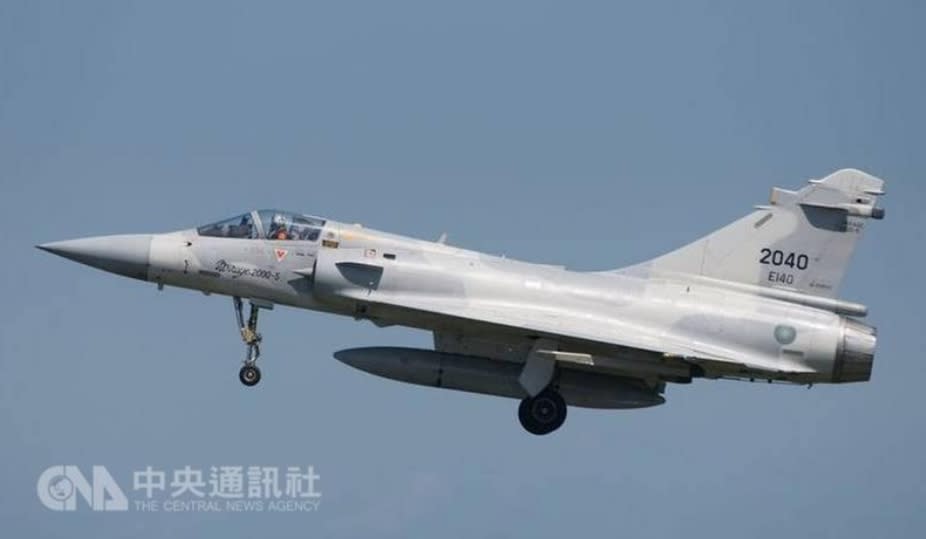 空軍新竹基地一架機號2040、由何子雨上尉駕駛的幻象2000-5單座戰機，106年11月7日晚間6時43分於基隆北北東90浬處雷達光點消失。(資料照)