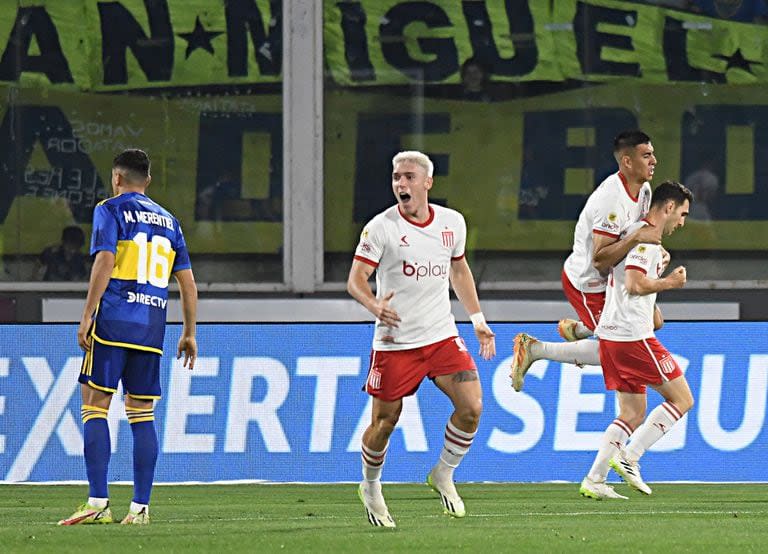 Benjamín Rollheiser festeja el gol de Mauro Boselli, que aparece al fondo.
