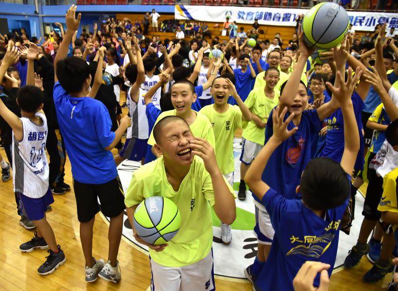 開幕典禮透過趣味遊戲帶動小選手們氣氛。