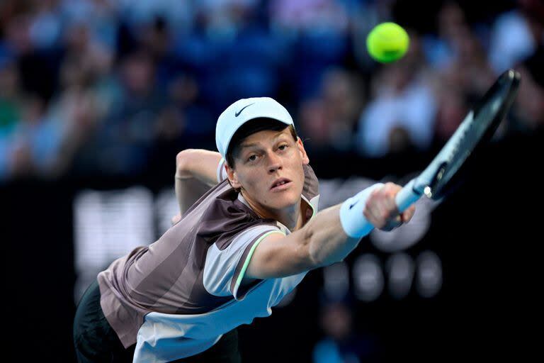 Todo el esfuerzo para llegar a la pelota, en la final en la que derrotó al ruso Daniil Medvedev en cinco sets en el Melbourne Park