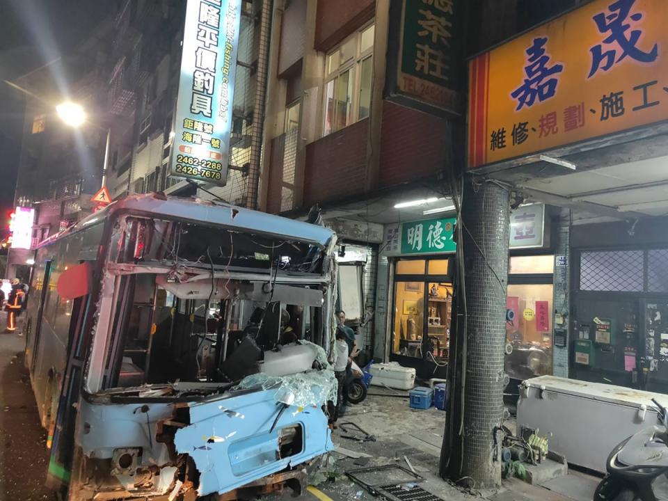 基隆市豐稔街一帶27日傍晚發生一輛公車疑似暴衝，沿途擦撞機車及電線桿意外，再衝進一處民宅，造成14人受傷送醫。（基隆市消防局提供）