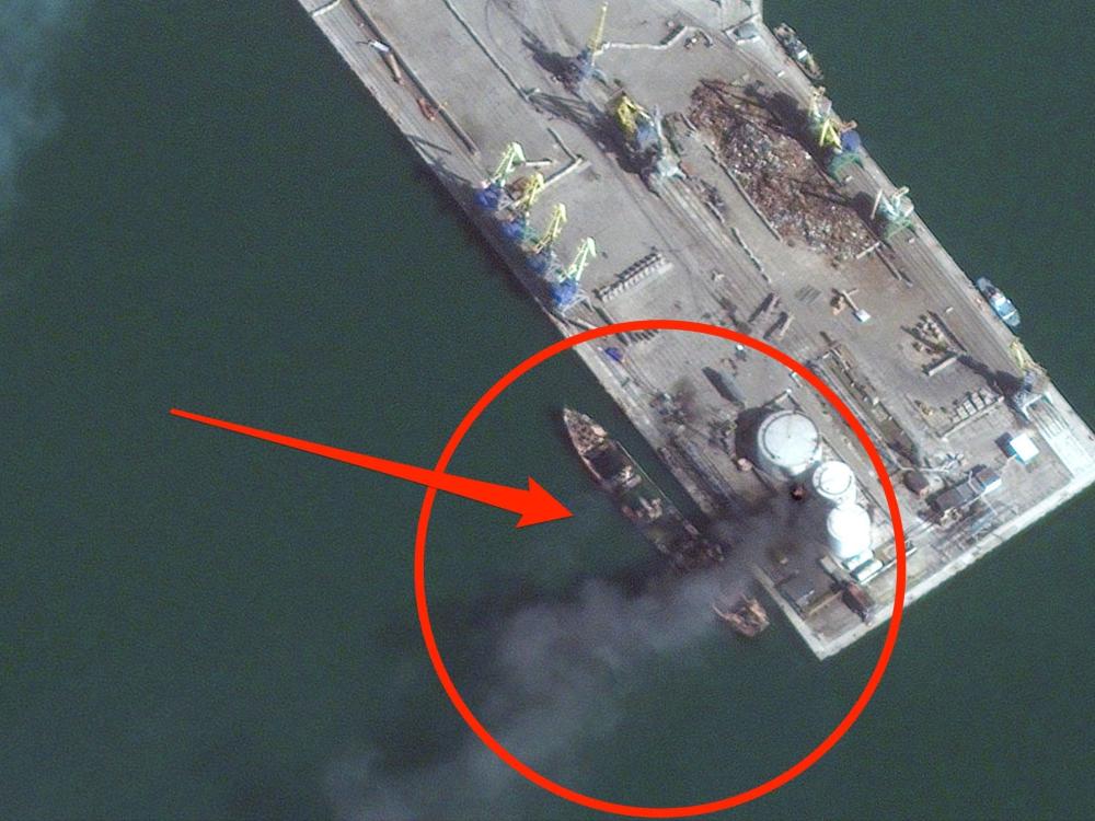 На спутниковых снимках видно, что российский десантный корабль был уничтожен украинскими войсками при попытке переправить военные грузы в Мариуполь.