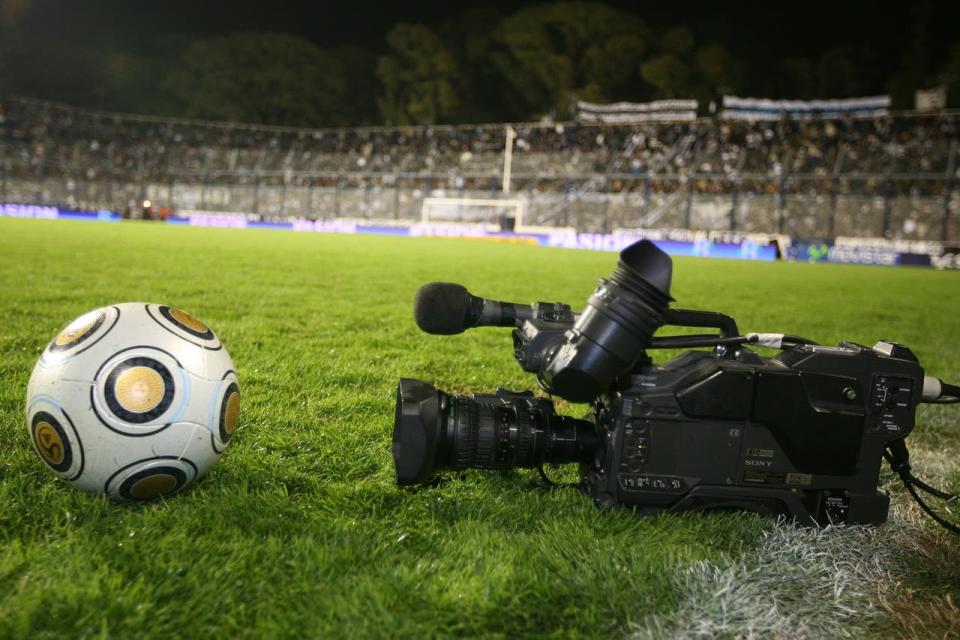 Fútbol y TV, una sociedad indisoluble en estos tiempos.