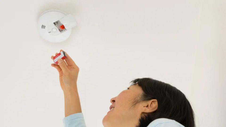 With Daylight Saving Time ending, now's a good time to change your smoke alarm batteries