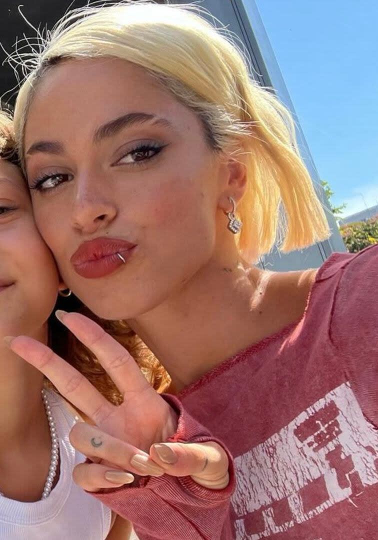 El cambio de look extremo de Tini Stoessel y la forma súper top con la que se protegió del sol en un paseo