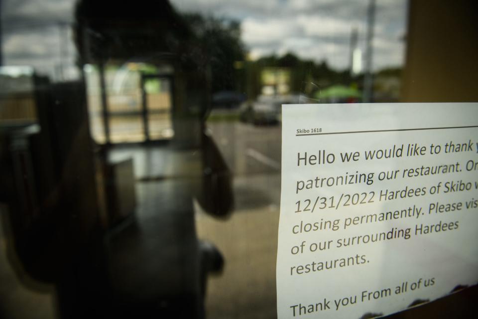 A sign on a former Hardee’s on the corner of Skibo and Raeford roads states the restaurant closed on Dec. 31, 2022.