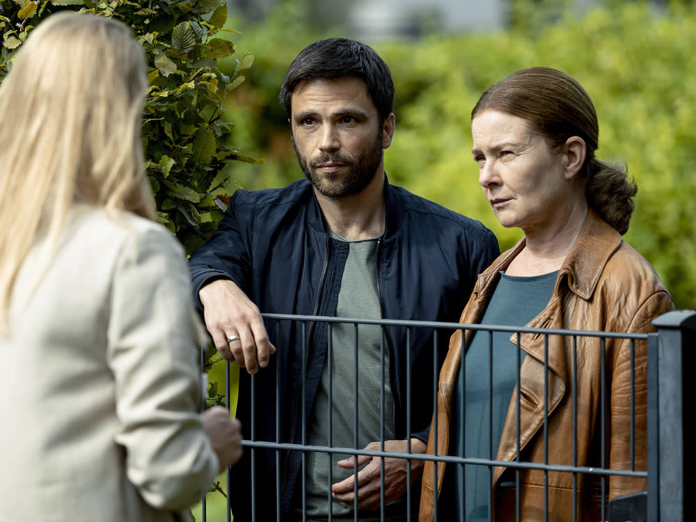 "Die Füchsin - Romeo muss sterben": Anne (Lina Wendel, r.) und Youssef (Karim Chérif) nehmen Jenny Ahrens (Sina Ebell) ins Visier (Bild: WDR/Odeon Fiction GmbH/Martin Rottenkolber)