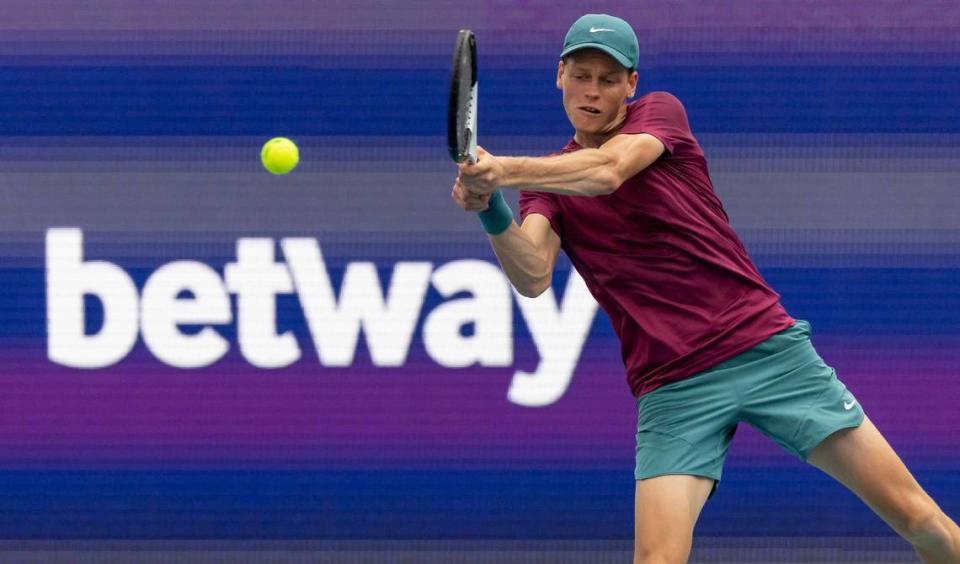 El italiano Jannik Sinner devuelve la pelota en el partido ante el finlandés Emil Ruusuvuori en el Miami Open, celebrado el 29 de marzo de 2023 en Miami Gardens, Florida.