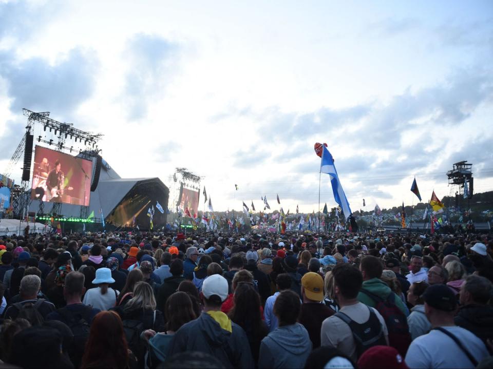 Una multitud se reúne para ver a Paul McCartney en el escenario de la pirámide de Glastonbury (AFP vía Getty Images)