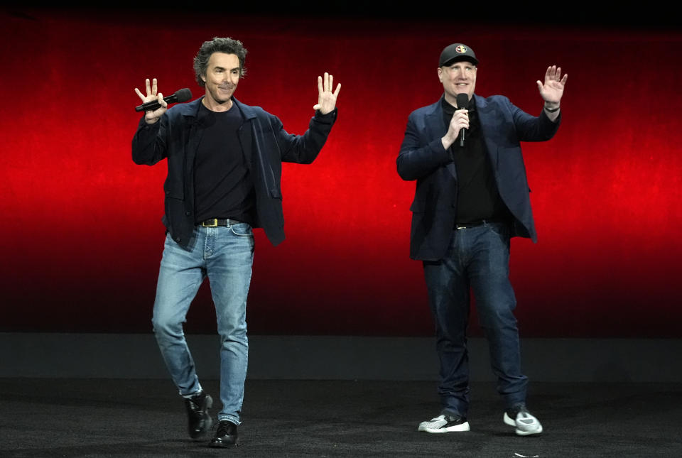 Shawn Levy, izquierda, director de "Deadpool & Wolverine" y el presidente de Marvel Studios Kevin Feige saludan al público durante la presentación de Walt Disney Studios en CinemaCon 2024, el jueves 11 de abril de 2024, en el Caesars Palace en Las Vegas. (Foto AP/Chris Pizzello)