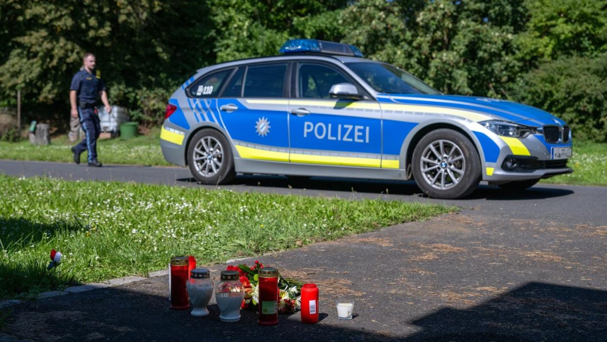 Kurz vor dem Ende der Sommerferien stirbt ein Jugendlicher auf einem Schulgelände in Franken. (Bild: dpa)