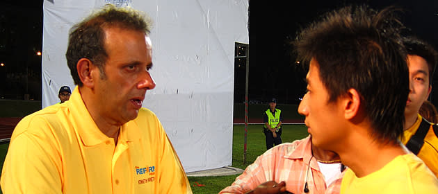 Kenneth Jeyaretnam speaking to a member of the public. (Yahoo! photo/ Ewen Boey)