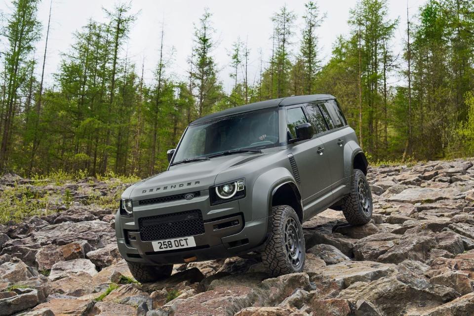 2025 land rover defender octa