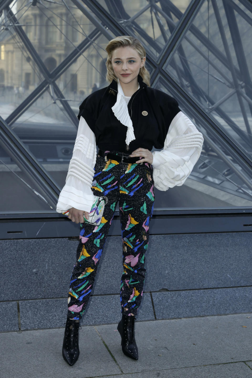 <p>No opinamos lo mismo del estilismo que escogió Chloë Grace Moretz para descubrir las nuevas propuestas de Louis Vuitton para el próximo otoño-invierno. (Foto: Gtres). </p>