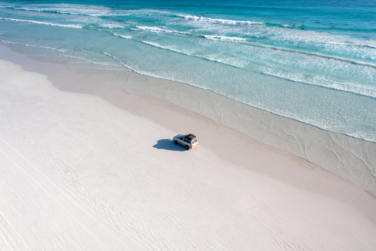 Der Inhaber von Rip Tide Bait and Tackle in Brigantine begann vor einigen Jahren damit, Fahrzeuge, die am Jetty Beach im Sand stecken geblieben waren, in einem Kalender zu verwewigen (Symbolbild: Getty).