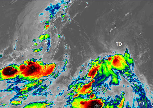 今（25日）晨3：20紅外線衛星雲圖顯示，琉球南方的熱帶低壓，高低層分離，其低層中心勉強可見。前兩天帶來大量降水的熱帶低壓，則在台灣海峽北部，向福建前進，其環流正在脫離台灣陸地。（取自三立準氣象·老大洩天機）