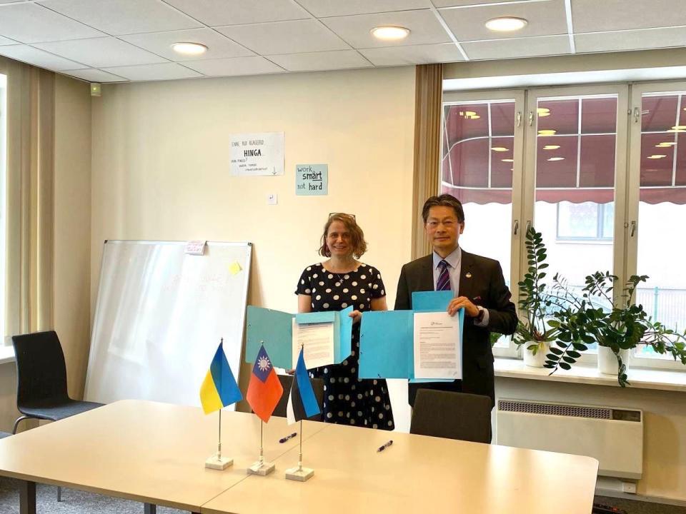 台北駐拉脫維亞代表處李憲章大使（右）與「愛沙尼亞難民協會」援助服務部主任Anu Viltrop（左）簽署捐款合約，協助安置愛國境內烏克蘭難民。（台北駐拉脫維亞代表處提供）