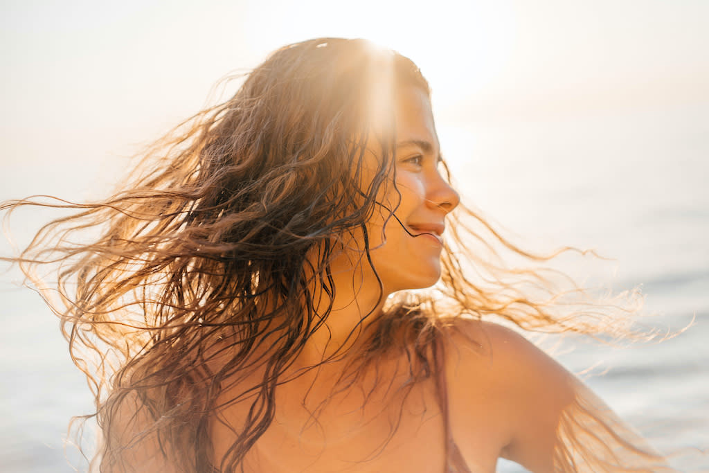 L'été, on protège sa peau et ses cheveux des rayons du soleil. (Photo : Getty Images)