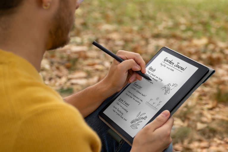Kindle Scribe es el nuevo lector de libros electrónicos de Amazon, con una pantalla de tinta electrónica de 10 pulgadas, y la posibilidad de escribir en pantalla y usarlo como un bloc de notas