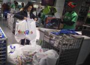 A woman piles up her purchases at a Toys"R"Us store during their Black Friday Sale in New York November 28, 2013. REUTERS/Carlo Allegri