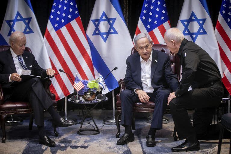 El primer ministro israelí Benjamin Netanyahu, segundo a la derecha, conversa con el ministro de Defensa Yoav Gallant, a la derecha, durante su reunión con el presidente estadounidense Joe Biden, a la izquierda, para discutir la guerra entre Israel y Hamás, en Tel Aviv, Israel, el miércoles 18 de octubre de 2023.