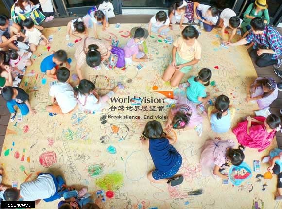 大小朋友在地板上自由聯合作畫，童言童語地寫下祝福。(圖：台灣世界展望會提供)