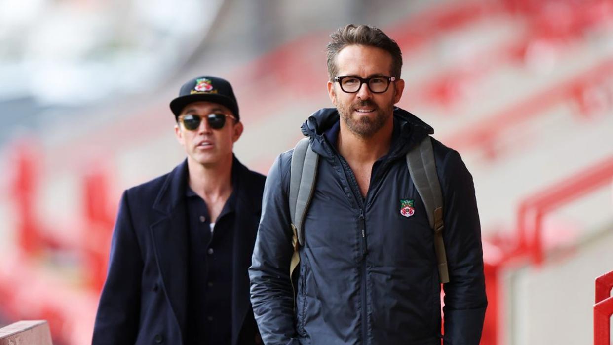  Rob McElhenney and Ryan Reynolds in Welcome to Wrexham. 