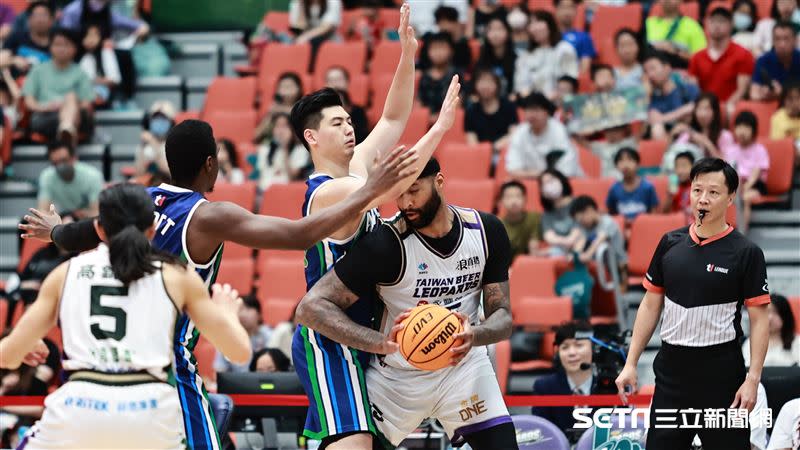 高雄全家海神胡瓏貿防守卡森斯（DeMarcus Cousins）。（圖／記者劉彥池攝影）