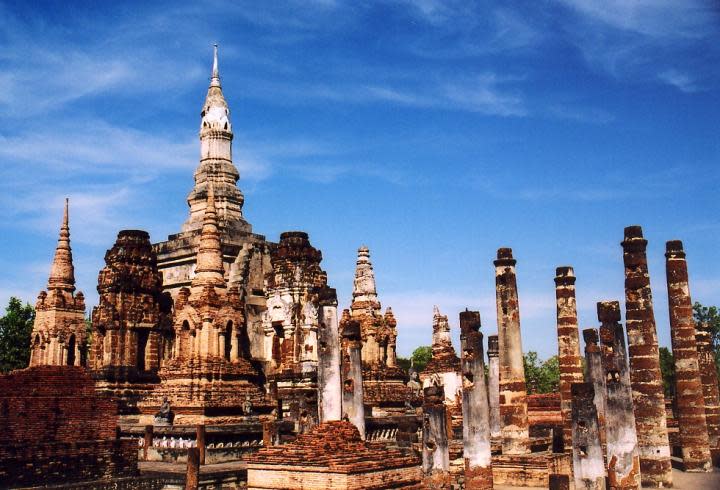 於瑪哈泰寺周邊有近200座佛像及佛塔。