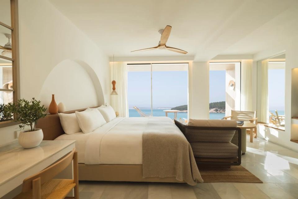 All rooms are equipped with quiet private seaview balconies (Gran Meliá)
