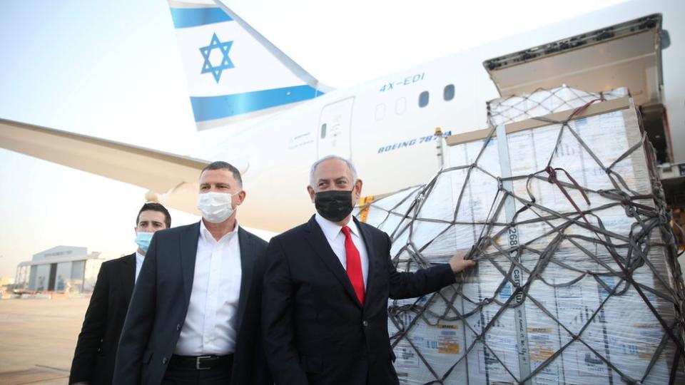 Benjamín Netanyahu recibiendo vacunas contra el coronavirusm