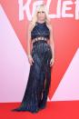 <p>Modedesignern Donatella Versace wählte für den Anlass ein bodenlanges Kleid mit Fransen und Cut-outs unter der Brust. (Bild: ddp Images) </p>