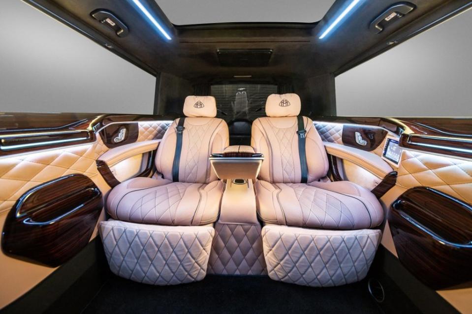 不同視角看巴黎，MERCEDES V-Class MAYBACH Edition