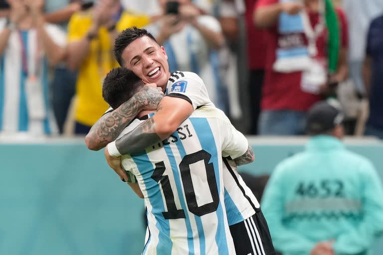 ¿Nace una sociedad? Lionel Messi abraza a Enzo Fernández por su gol en el 2-0 de la Argentina a México en el Mundial de Qatar.