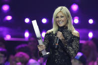 <p>Helene Fischer ist Kult! Die Schlagersängerin zählt mit über zehn Millionen verkauften Tonträgern zu den erfolgreichsten Sängerinnen Deutschland. Zahlreiche Fans tanzten mit ihr schon “Atemlos durch die Nacht”. Ganz klar: A-Prominenz. (Bild-Copyright: Markus Schreiber/AP)</p>