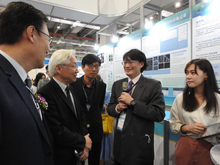 科技部部長吳政忠（左2）參觀國際產學聯盟學校展出技術。（科技部提供）