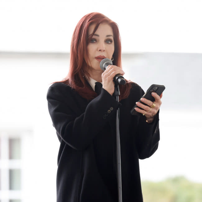 Priscilla Presley rinde homenaje a Lisa Marie en el primer aniversario de su muerte credit:Bang Showbiz