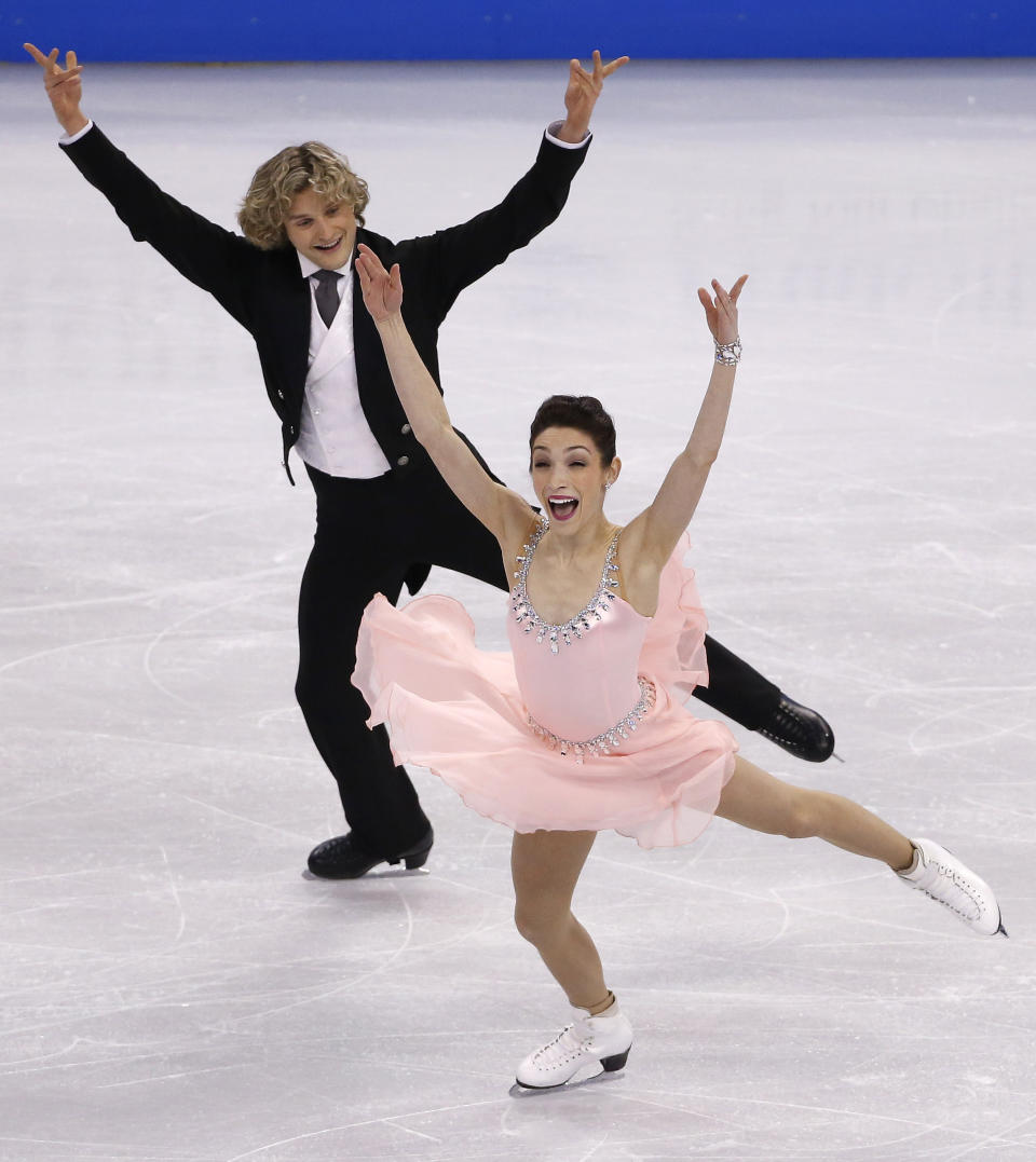 Meryl Davis and Charlie White skate during the ice dance short program at the U.S. Figure Skating Championships in Boston, Friday, Jan. 10, 2014. (AP Photo/Elise Amendola)